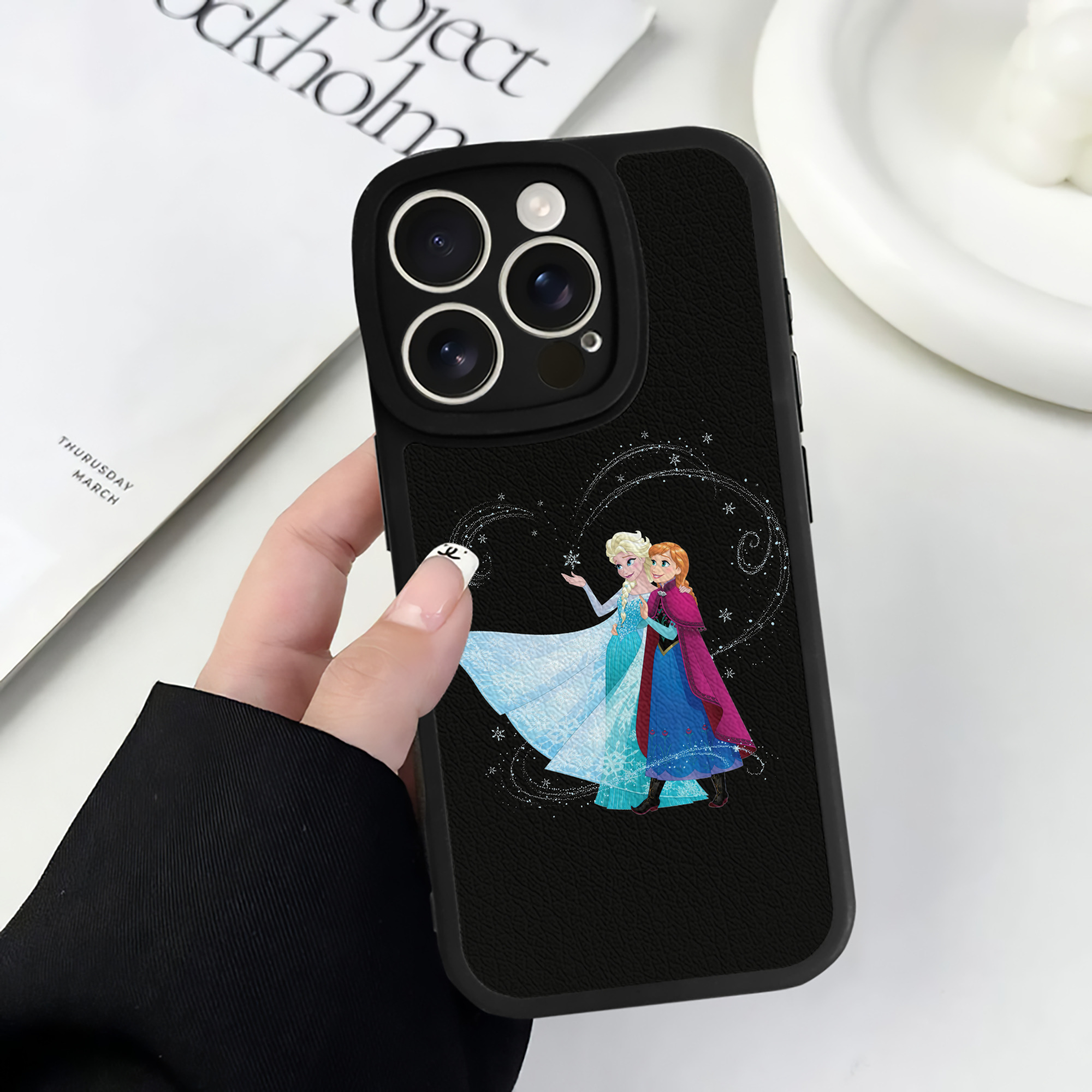（画像用） アナと雪の女王 アンナ エルサ Frozen Anna Elsa 【iPhone 16シリーズ対応】シリコンスマホケース（レザー調） 材質：シリコン